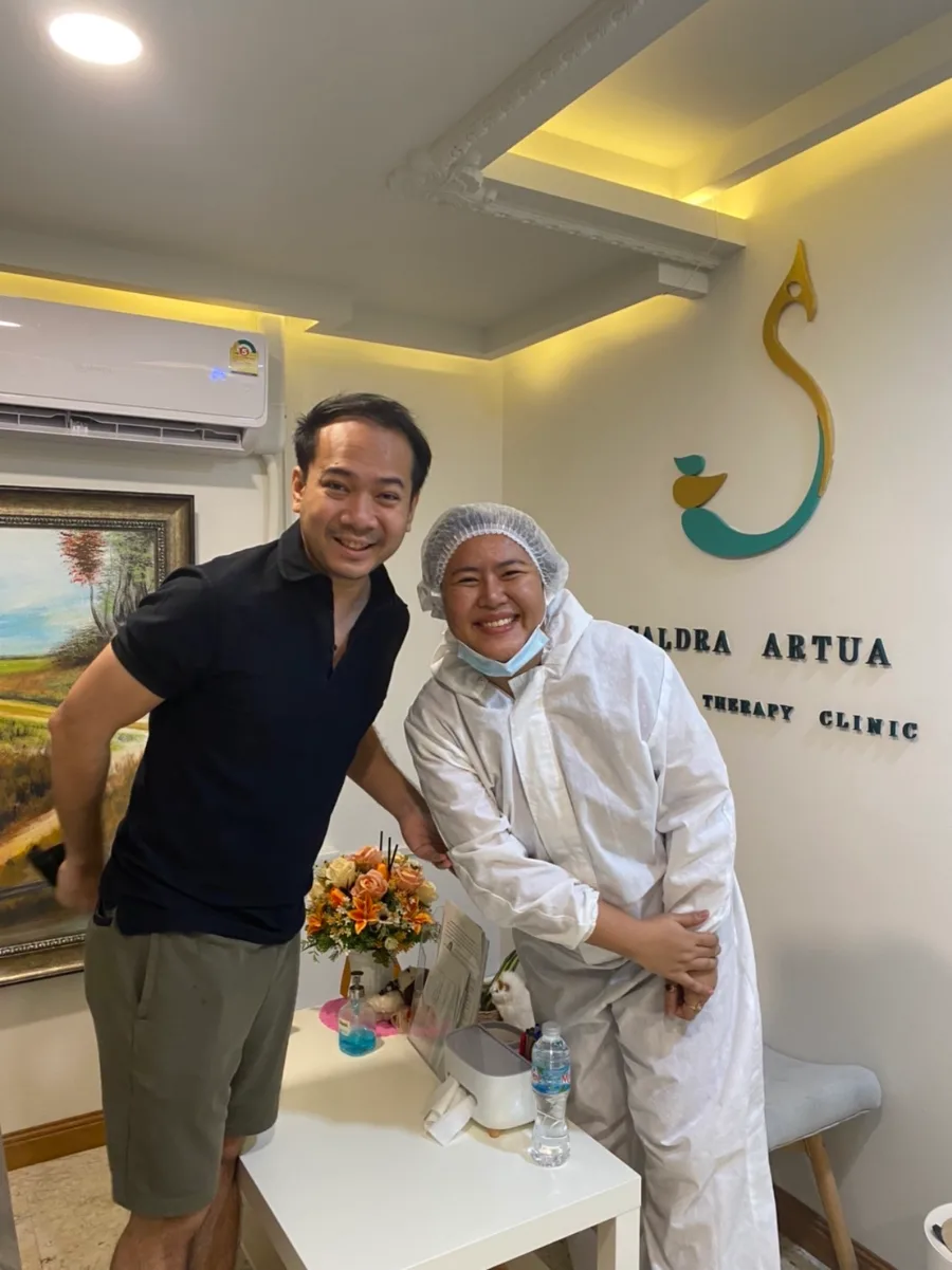 ทีมงานคลินิก Saldra Artua ต้อนรับและให้คำปรึกษาผู้มาใช้บริการ