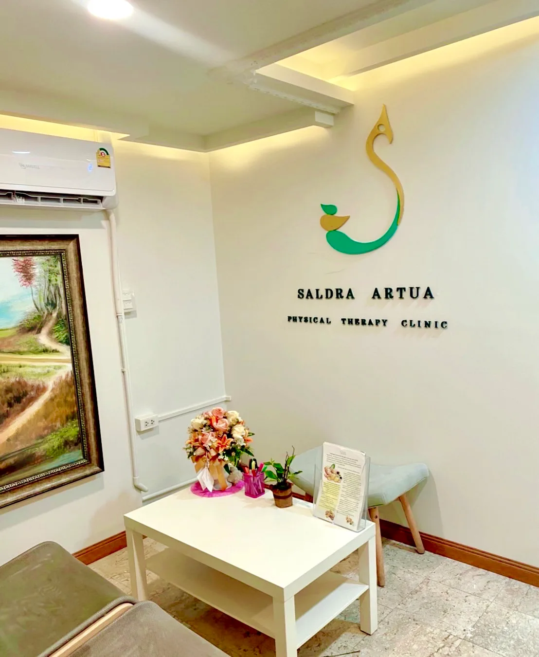 บรรยากาศห้องรับและพื้นที่ต้อนรับของคลินิกกายภาพบำบัด Saldra Artua