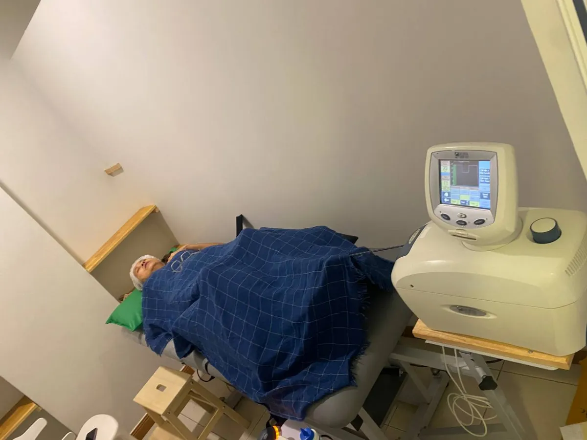 ผู้เข้ารับบริการนอนรับการรักษาด้วยเครื่อง Spinal decompression ภายในคลินิก Saldra Artua